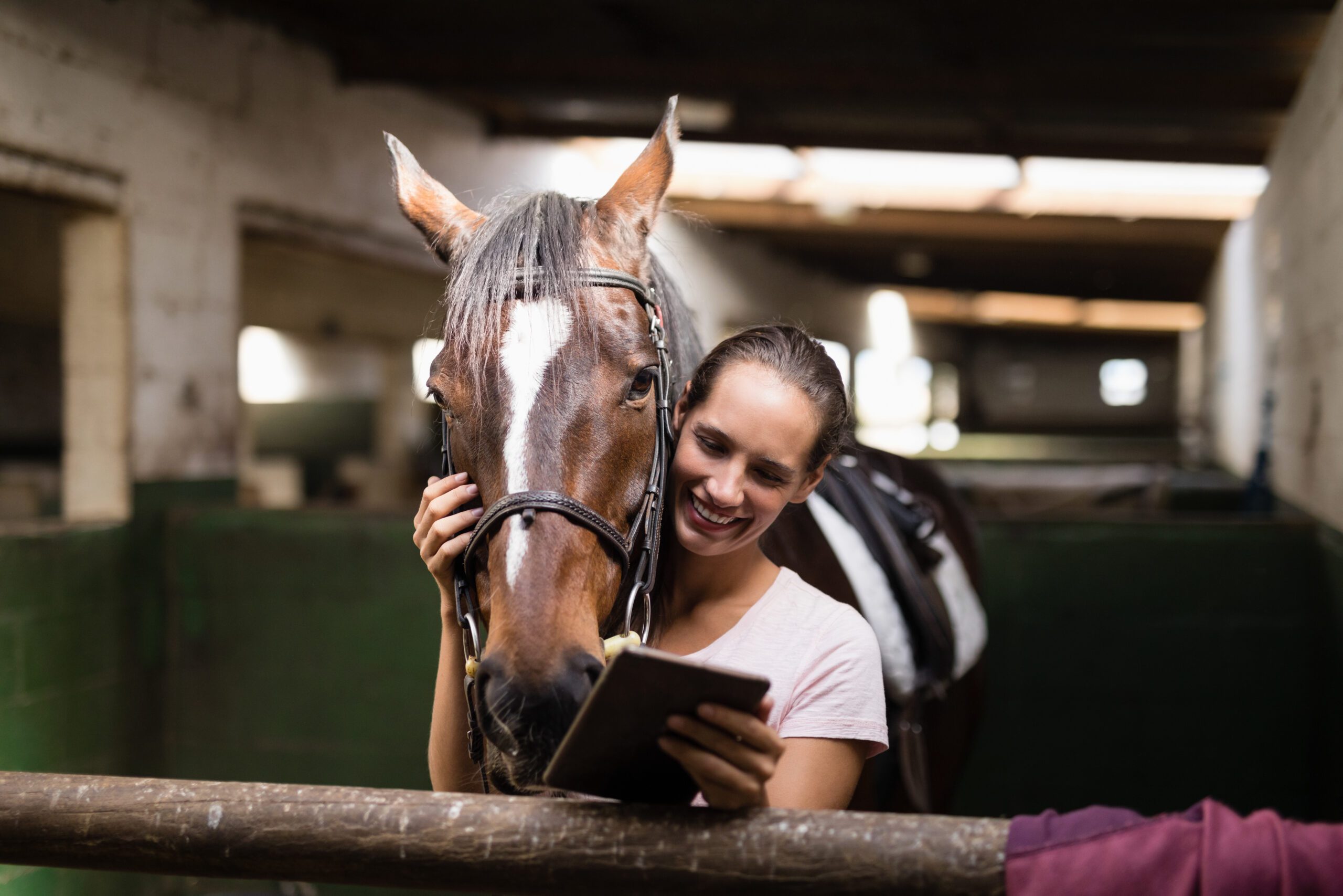 Caballo.top con una mujer sonriendo con su tablet