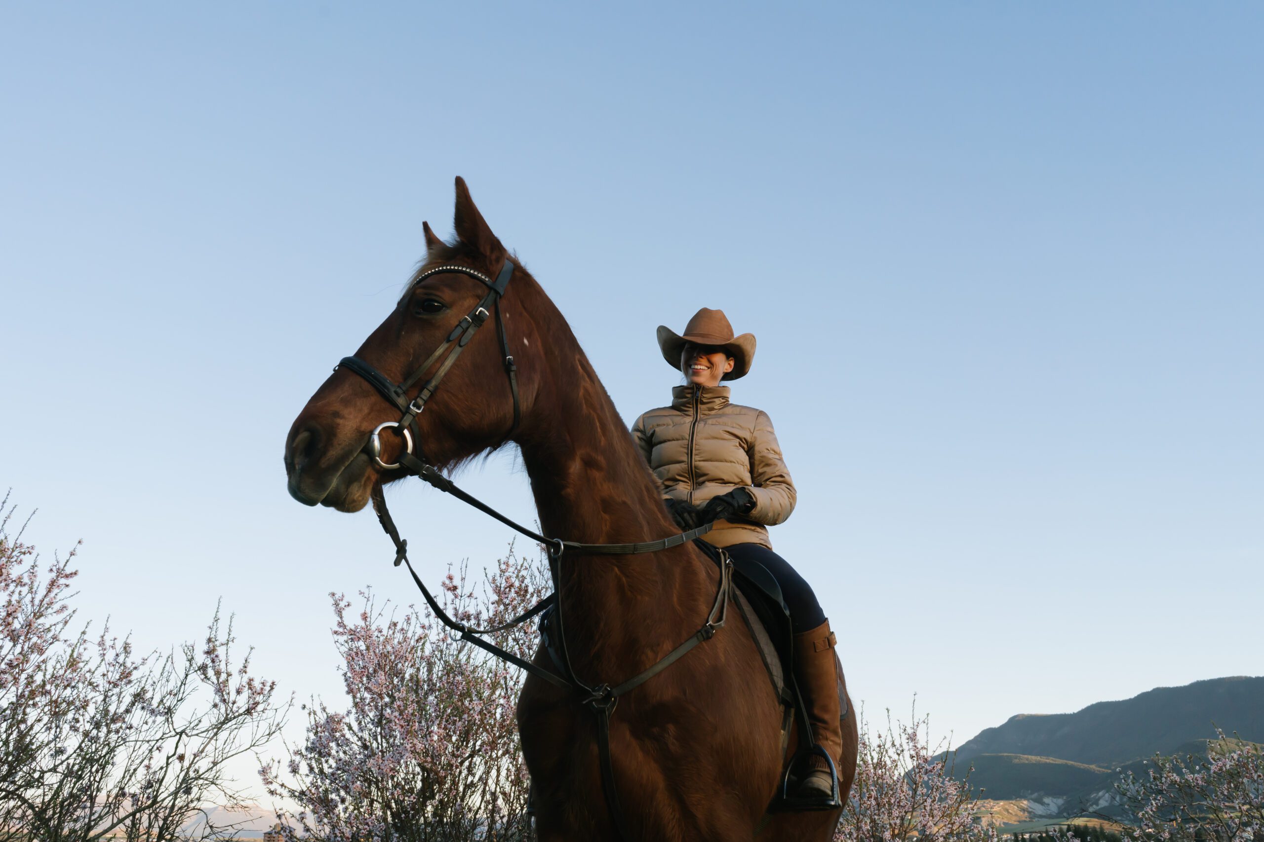 Mujer a caballo con sombrero de cowboy