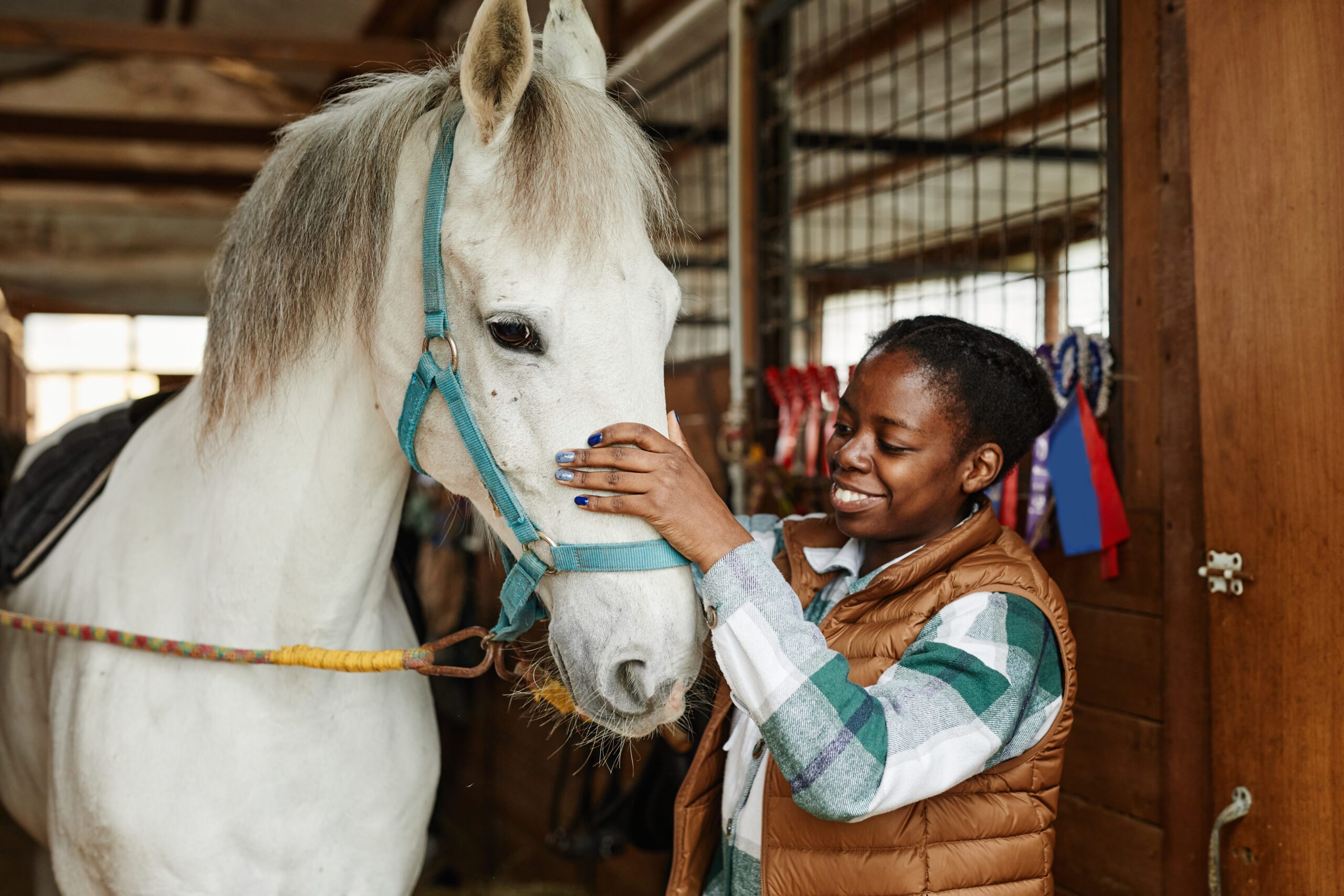 Mujer y caballo blanco